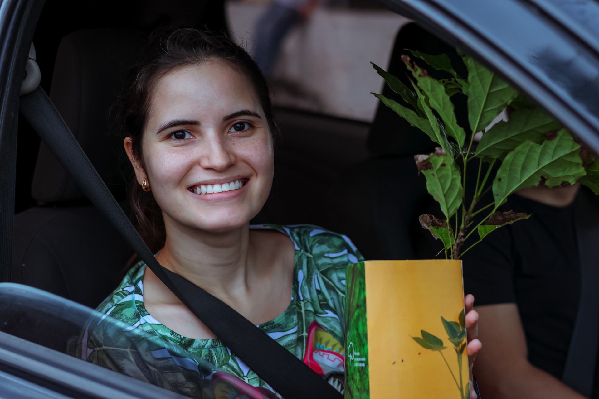 ￼VIVIAN Bezerra, fisioterapeuta, ganhou um pé de ipê para plantar em casa  (Foto: AURÉLIO ALVES)