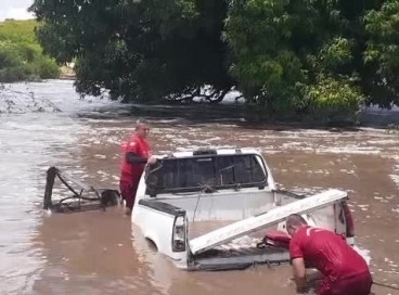 As buscas foram realizadas no local onde carros foram arrastados 