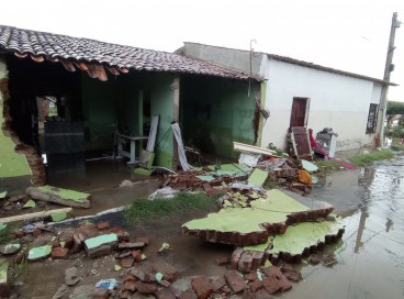 Com as chuvas em Milhã, muros de algumas casas desabaram nesta segunda-feira, 27 