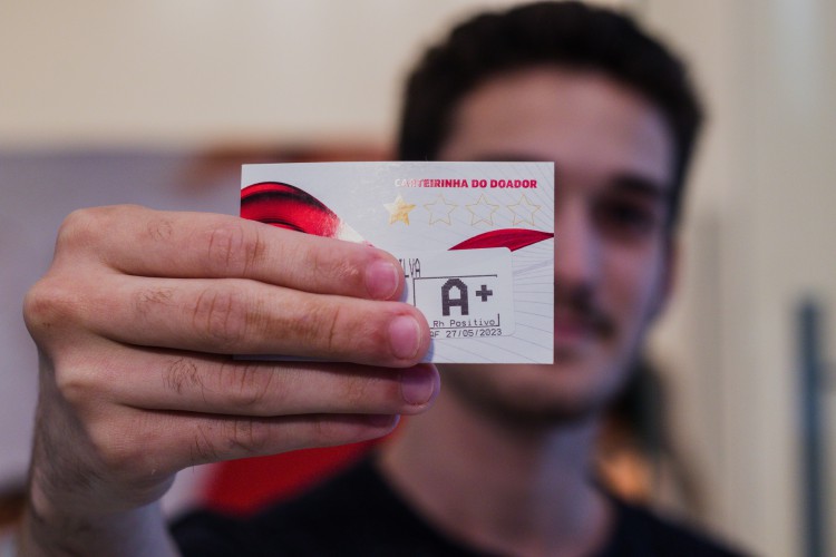 Luiz Eduardo doa pela terceira vez na vida