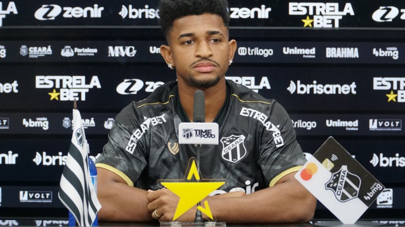 Lateral-direito Warley em entrevista coletiva no CT de Porangabuçu