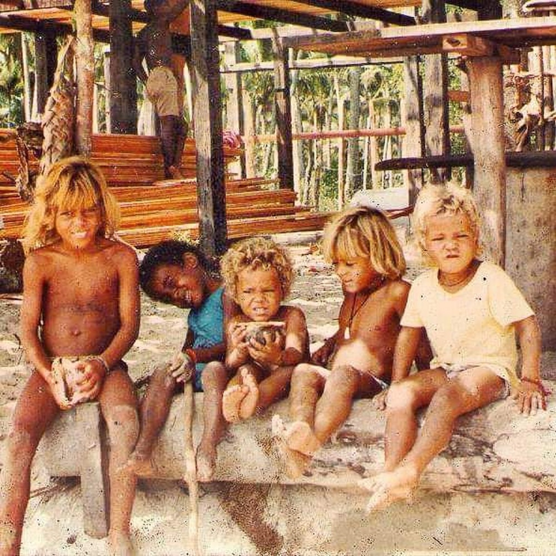 Da esquerda pra direita,: Lua, um amigo, Céu ,sol e Mar de camisa amarela.