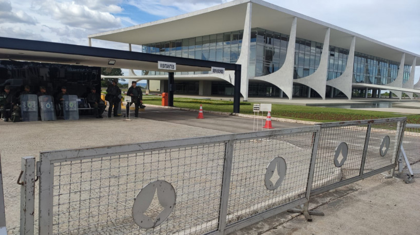 Palácio do Planalto cercado de grades e policiamento 
