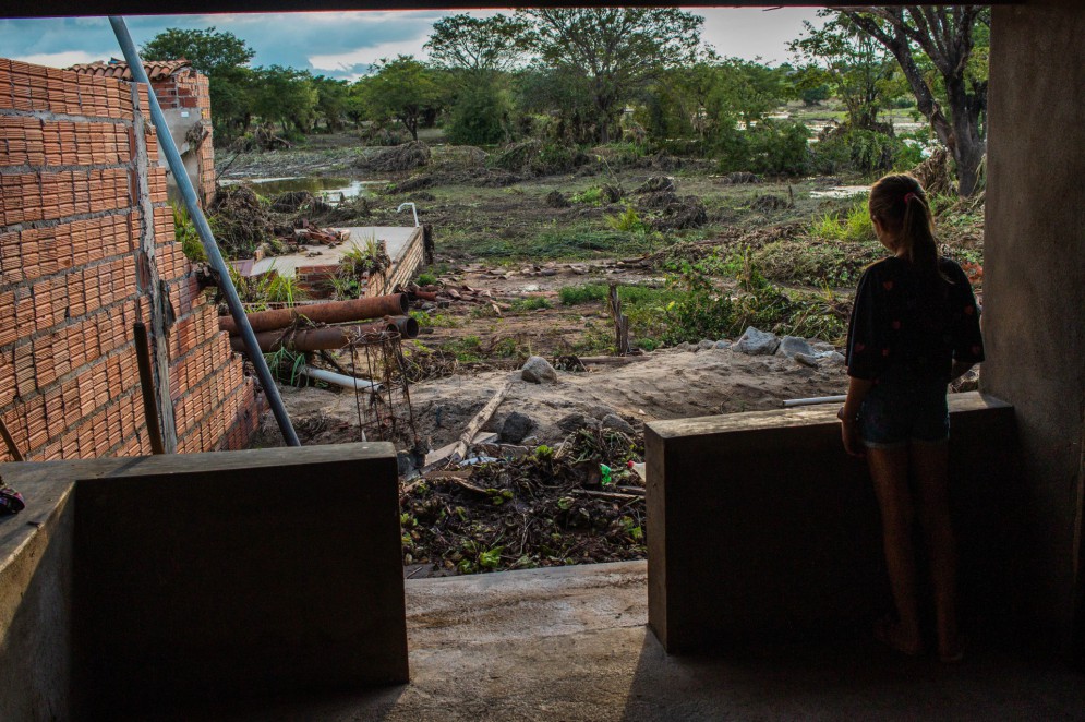 MILHÃ, CEARÁ, 29-03-2023: Enchentes em Milhã, no Sertão Central do Ceará.  Moradores tentam recuperar suas casas e pertences, após os desastres ocorridos pelo rompimento de uma barragem. (Foto: Fernanda Barros/ O Povo).