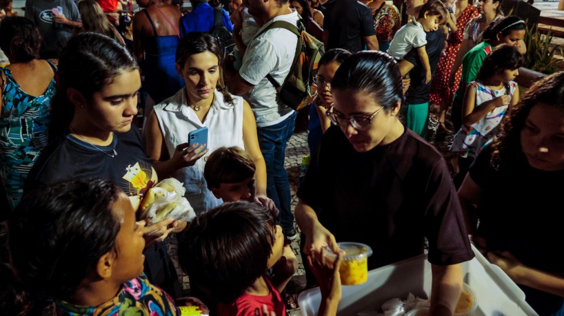 FORTALEZA,CE, BRASIL, 01.04.2023: Cruz da Vida promove distribuição de sopão a pessoas em situação de rua no Centro de Fortaleza. (Foto: Aurélio Alves)