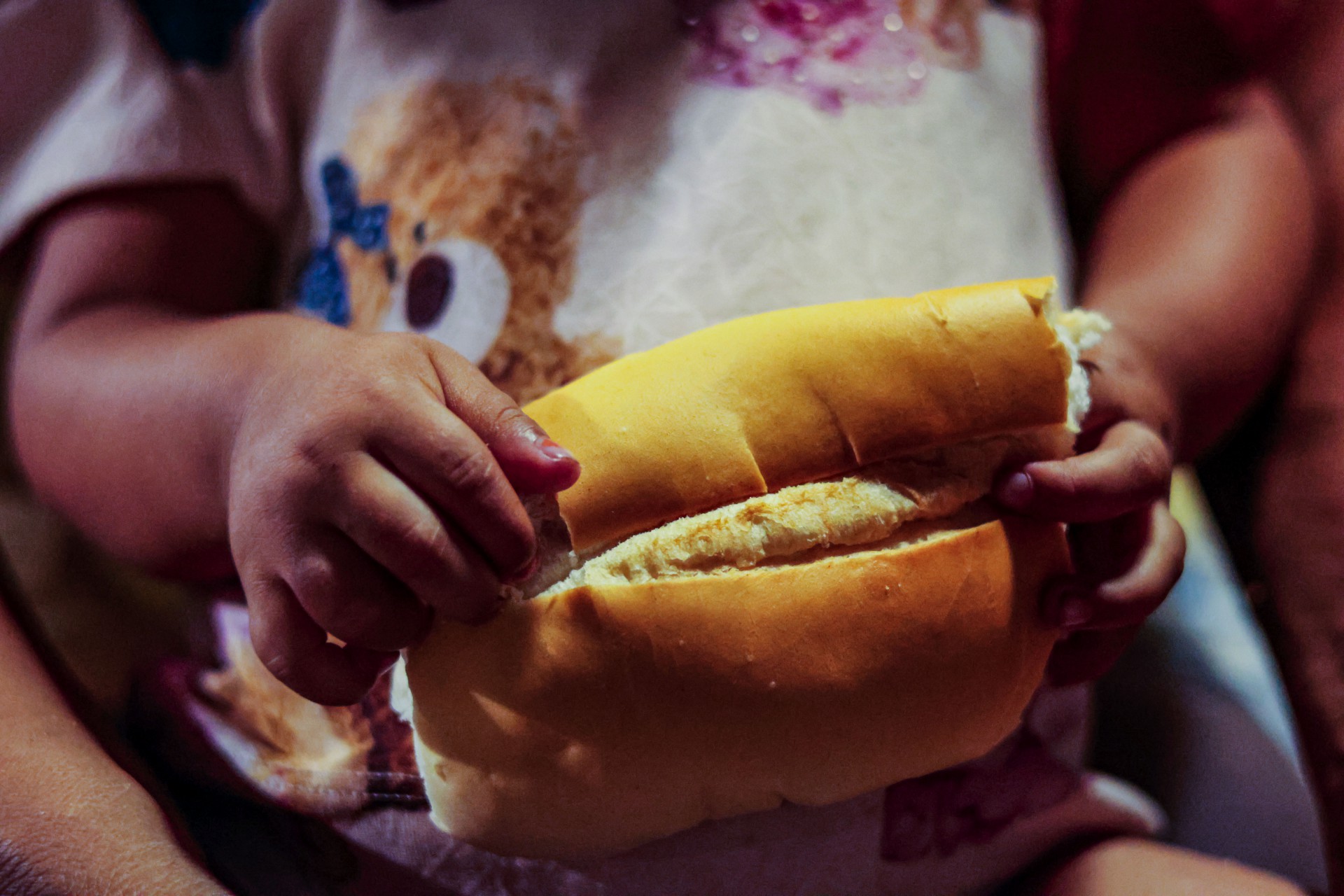 FORTALEZA,CE, BRASIL, 01.04.2023: Crian&ccedil;a em situa&ccedil;a&otilde; de rua comendo p&atilde;o. Cruz da Vida promove distribui&ccedil;&atilde;o de sop&atilde;o a pessoas em situa&ccedil;&atilde;o de rua no Centro de Fortaleza. (Foto: Aur&eacute;lio Alves)