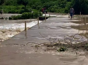 Rio Acaraú transbordou em Tamboril; água chegou a alagar ruas da cidade 
