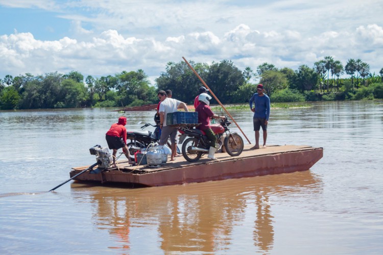 Estudantes da rede municipal de Jaguaruana tem acesso às escolas por meio de canoas