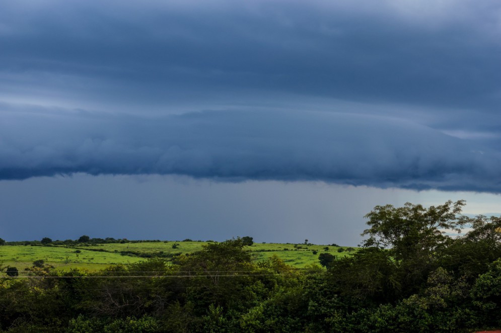 Inmet emite alerta de chuvas intensas e ventos fortes para regiões do Ceará.