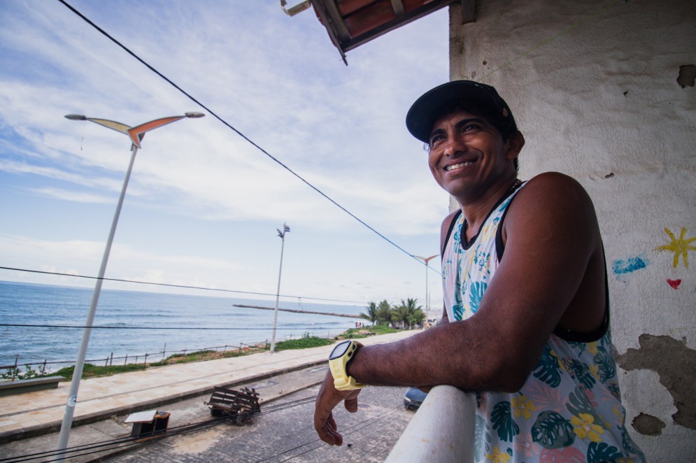 Nonato Azevedo, morador do Vila do Mar, já ganhou prêmios com o surf e defende preservação do bairro pelos próprios moradores (Foto: FERNANDA BARROS)
