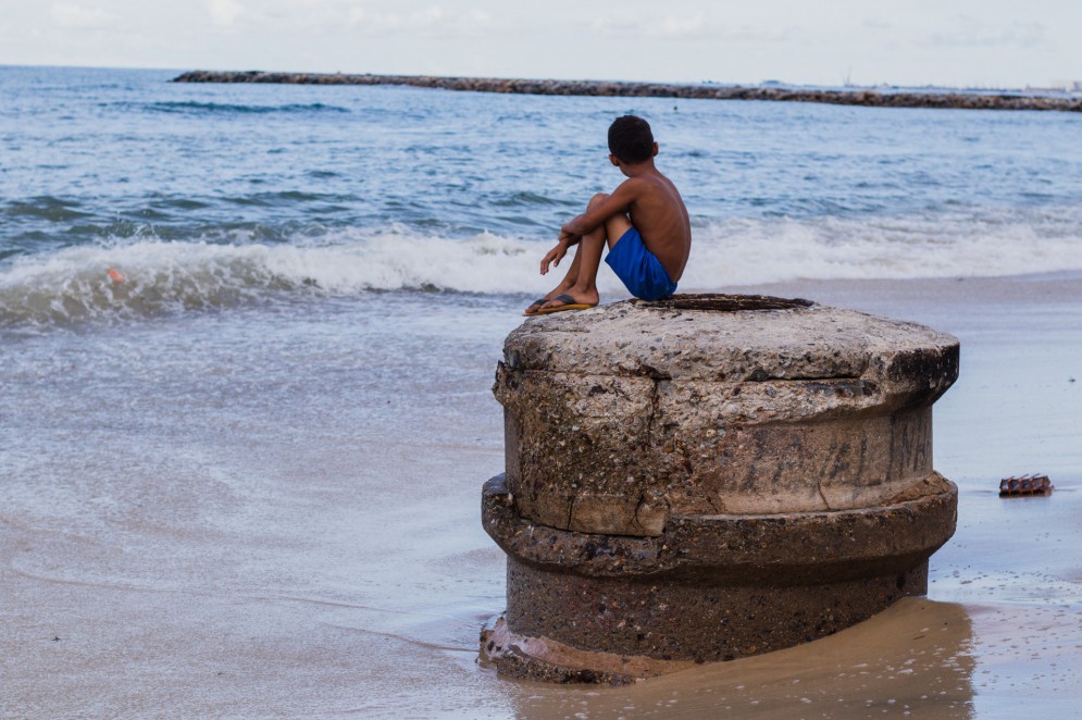 Garoto morador do Vila do Mar, observa a paisagem que lhe é cotidiana(Foto: FERNANDA BARROS)
