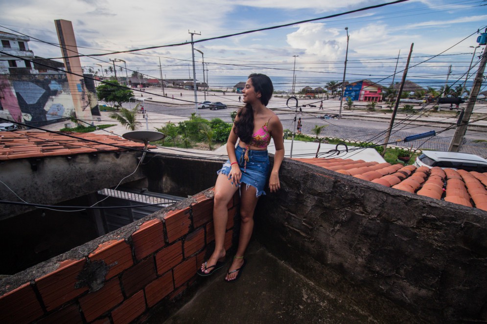 Victória Monteiro observa o mar da Barra do Ceará da sua casa (Foto: FERNANDA BARROS)