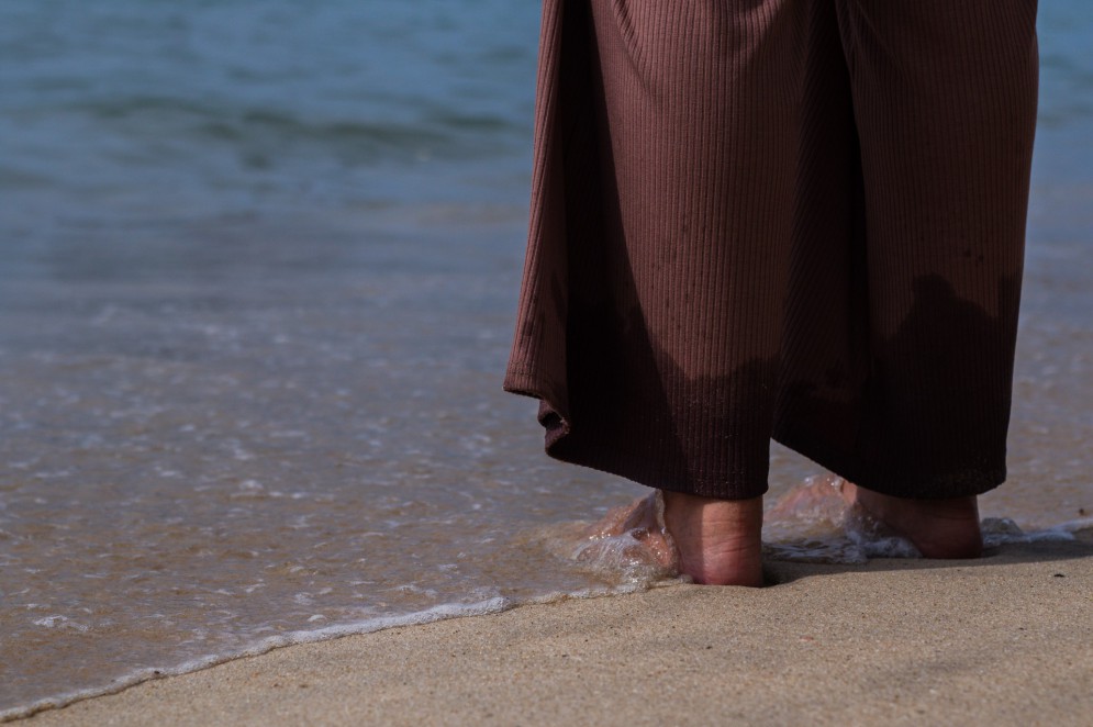 Natália Jales, moradora da Beira Mar: com o mar seus pés(Foto: FERNANDA BARROS)