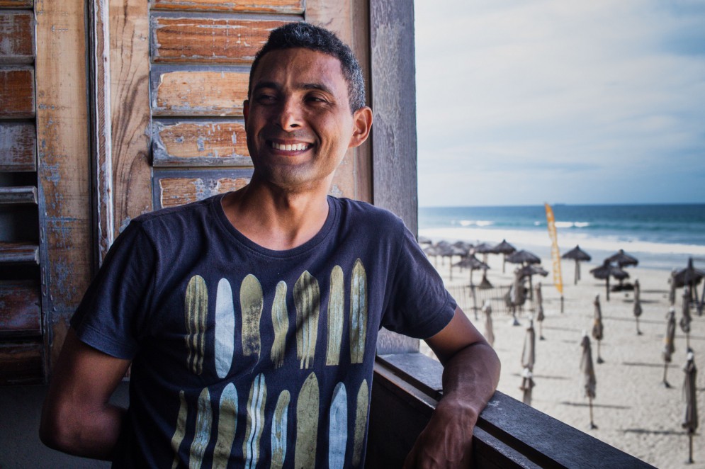Tintanaprancha, artista e ativista social, tem o mar da Praia do Futuro de janela adentro (Foto: FERNANDA BARROS)