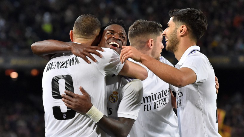 Atacantes Benzema e Vinícius Júnior comemoram gol no jogo Barcelona x Real Madrid, no Camp Nou, pela Copa do Rei