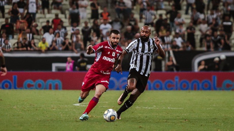 Volante Caio Alexandre e meia Chay disputam lance no Clássico-Rei Fortaleza x Ceará, na Arena Castelão, pela Copa do Nordeste 2023
