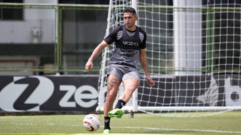 Lateral-esquerdo Danilo Barcelos em treino do Ceará no estádio Carlos de Alencar Pinto, em Porangabuçu