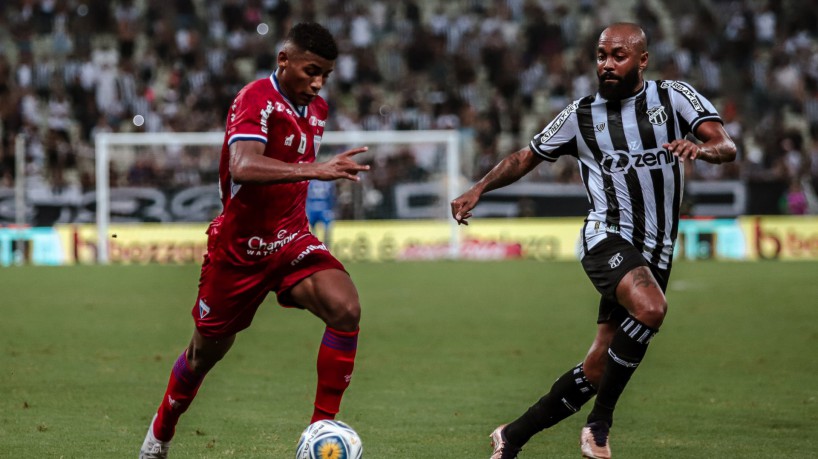 Volante Hércules e meia Chay disputam lance no Clássico-Rei Fortaleza x Ceará, na Arena Castelão, pela Copa do Nordeste 2023