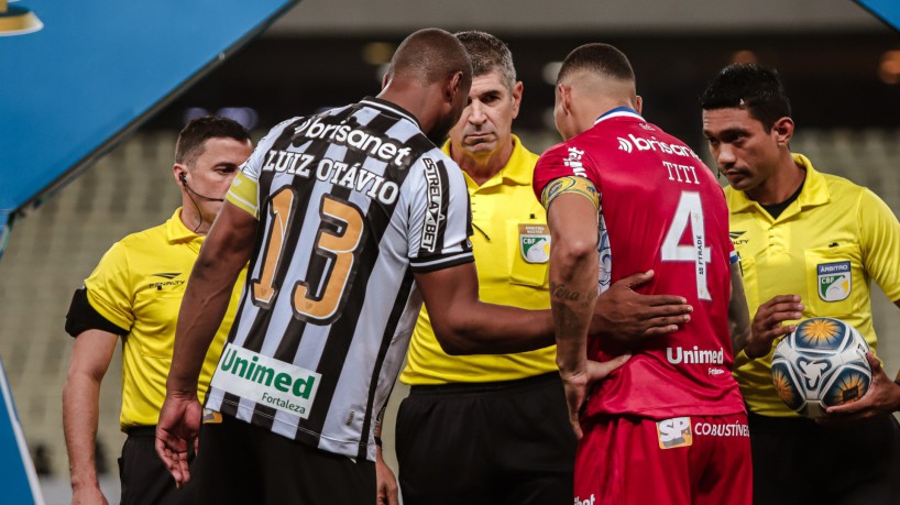 Zagueiros Luiz Otávio e Titi no Clássico-Rei Fortaleza x Ceará, na Arena Castelão, pela Copa do Nordeste 2023