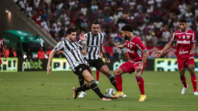 Volante Richardson e atacante Romarinho disputam lance no Clássico-Rei Fortaleza x Ceará, na Arena Castelão, pela Copa do Nordeste 2023