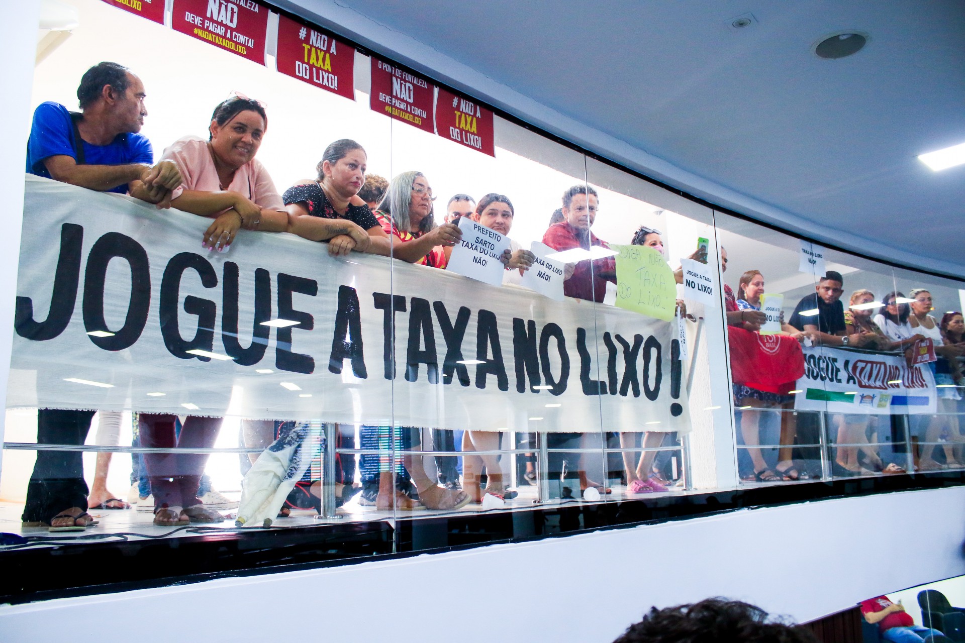 ￼MPCE entrou com ação pedindo suspensão da cobrança da Taxa do Lixo (Foto: THAÍS MESQUITA)