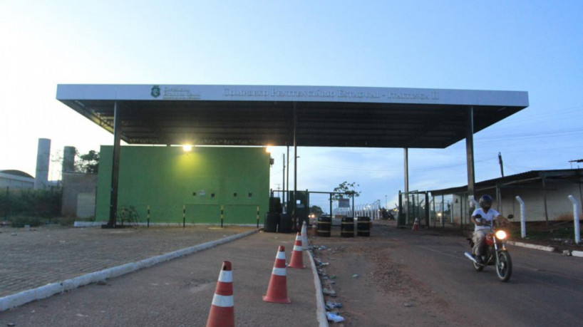 Foto de apoio ilustrativo (entrada de um dos presídios do complexo de Itaitinga, na RMF). Advogado foi preso suspeito de tráfico de drogas