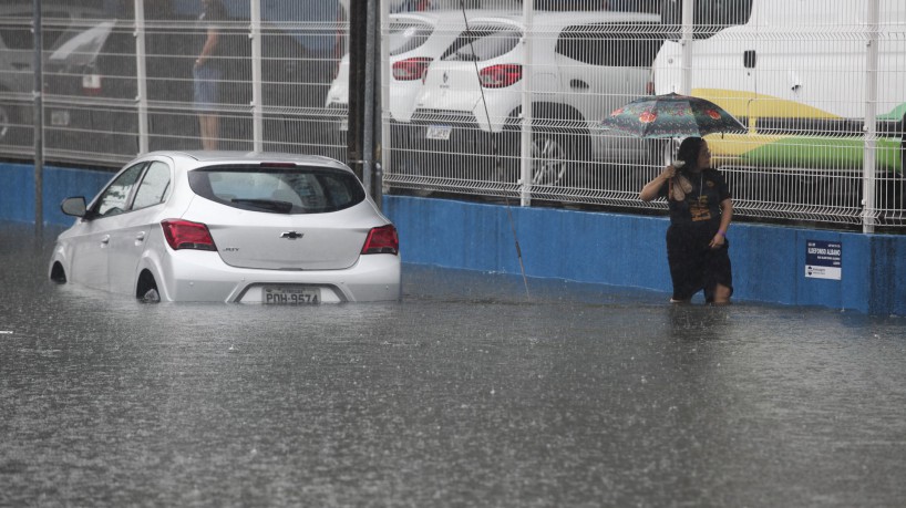 FORTALEZA, CE, BRASIL,07.04.2023: Manhã de chuva em Fortaleza causa transtornos e alagamentos. Av. Heráclito Graça.
