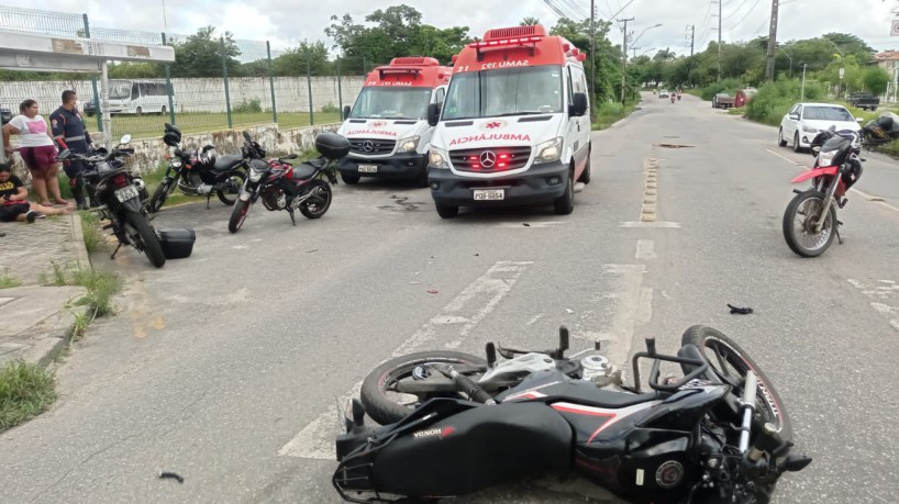 Acidente com três motocicletas deixa cinco feridos no bairro Monbubim, em Fortaleza