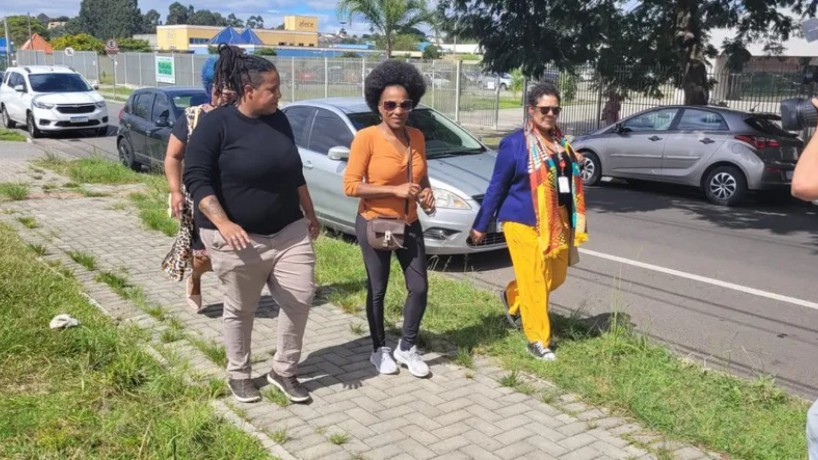 A professora compareceu a unidade policial acompanhada de uma advogada e de representantes de movimentos negros
