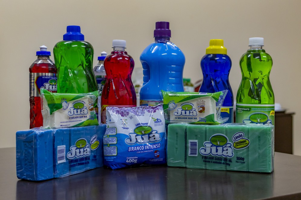 Exemplos de produtos de limpeza da Fábrica da Juá(Foto: FCO FONTENELE)