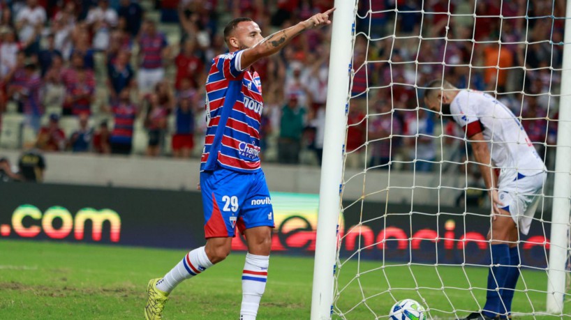 Guilherme comemora gol no jogo Fortaleza x Águia de Marabá, na Arena Castelão, pela Copa do Brasil 2023