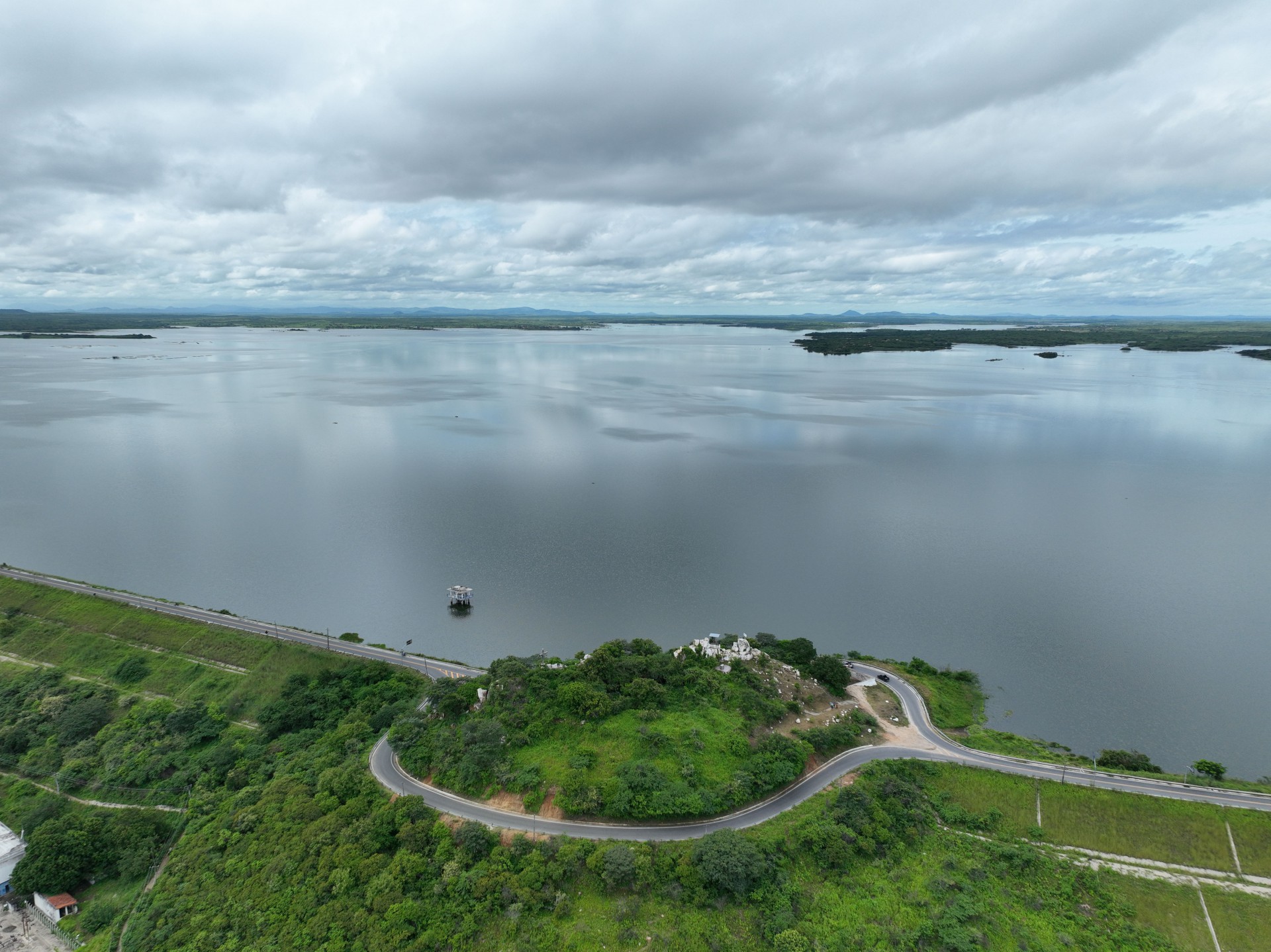 Açude Araras, em Varjota, foi um dos reservatórios que verteu suas águas durante a quadra chuvosa de 2023 no Ceará (Foto: Emanuell Coêlho / AVA Aero Imagem)