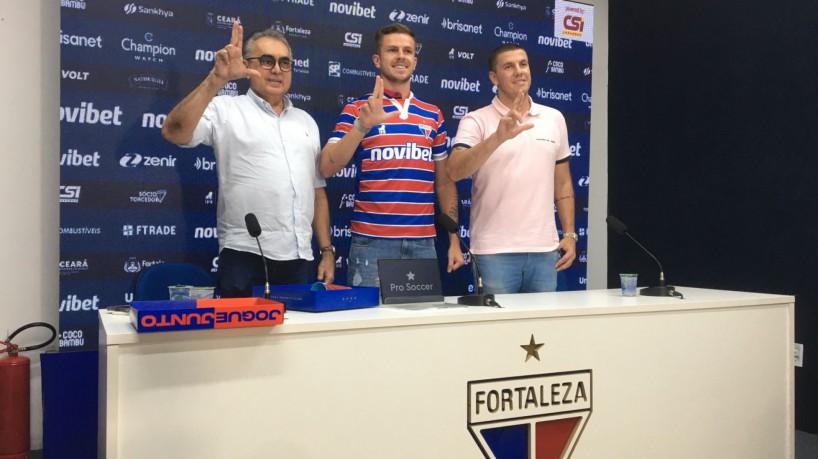 Bernardo Schappo em apresentação oficial no Fortaleza