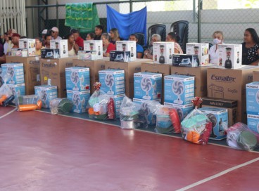 Kits de eletrodomésticos e móveis foram doados para moradores de Milhã com casas atingidas por enchente 