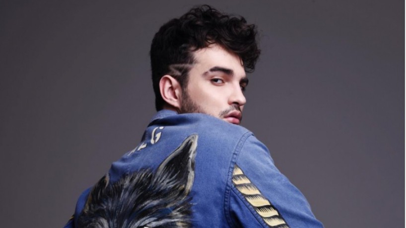 Aldair Playboy lançou sozinho a primeira versão de Amor Falso. Depois a faixa ganhou participação de Kevinho e Wesley Safadão 