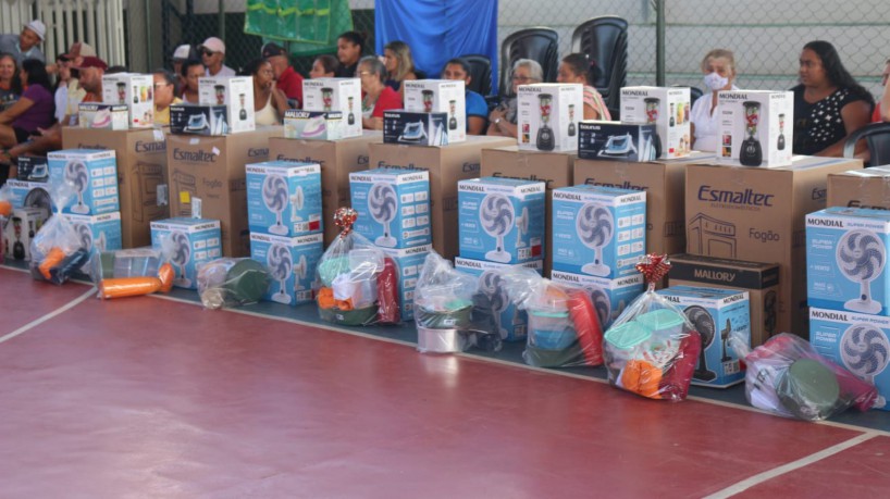 Kits de eletrodomésticos e móveis foram doados para moradores de Milhã com casas atingidas por enchente