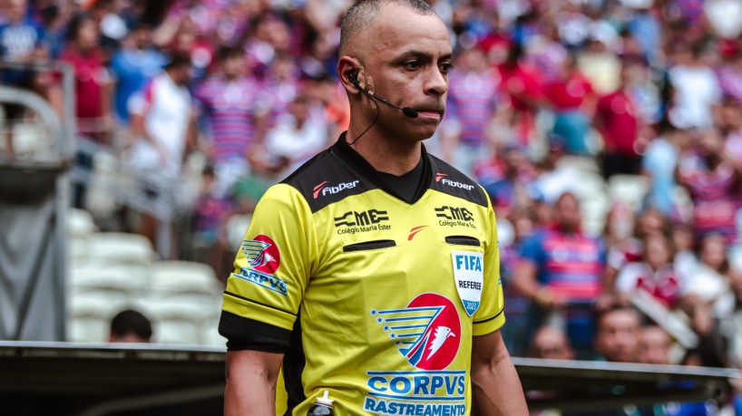 Árbitro Wilton Pereira Sampaio no jogo Fortaleza x Ceará, na Arena Castelão, pelo Campeonato Cearense 2023