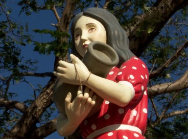 Estátua da Menina Benigna em Santana do Cariri 