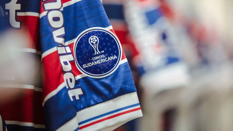 Patch da Copa Sul-Americana na camisa do Fortaleza no jogo Fortaleza x Palestino, na Arena Castelão