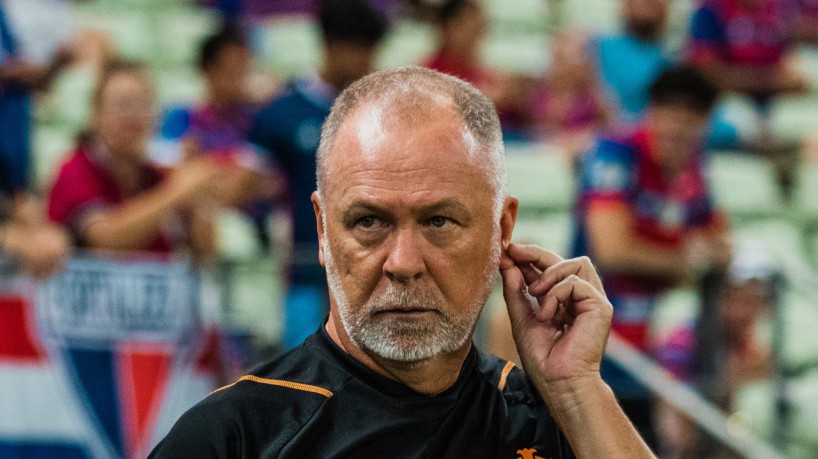 FORTALEZA, CEARÁ, 15-04-2023: Primeiro jogo do Campeonato Brasileiro, da Série A. Partida entre Fortaleza e Internacional. Na foto, o técnico Mano Menezes. (Foto: Fernanda Barros/ O Povo).