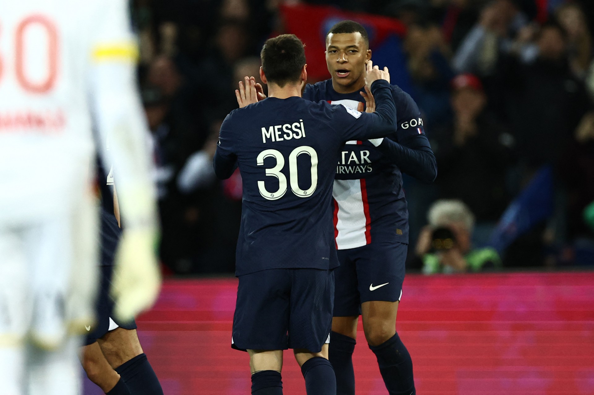 Messi e Mbappé balançaram as redes no triunfo (Foto: Anne-Christine POUJOULAT / AFP)