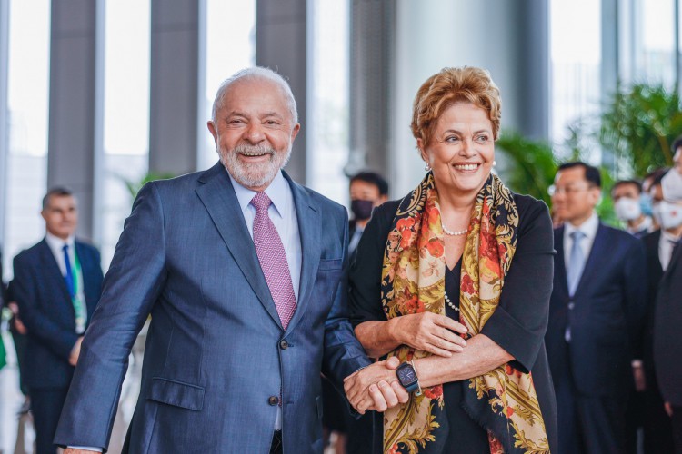 Dilma est&aacute; &agrave; frente do Novo Banco de Desenvolvimento e mora na China. Na imagem, ela e o presidente Luiz In&aacute;cio Lula da Silva em c&uacute;pula dos Brics em 2023 