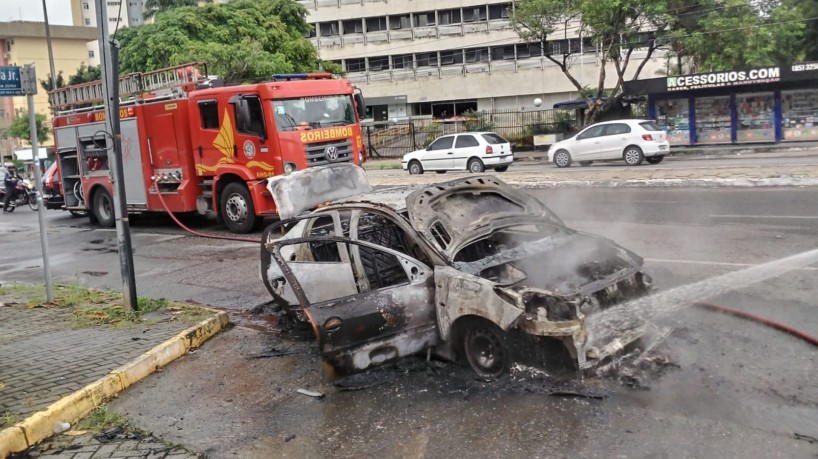 Veículo ficou completamente destruído após pegar fogo na avenida Borges de Melo, em Fortaleza(...