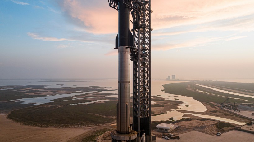 Foguete Starship, projetado pela empresa espacial SpaceX, seria lançado em voo teste nesta segun...