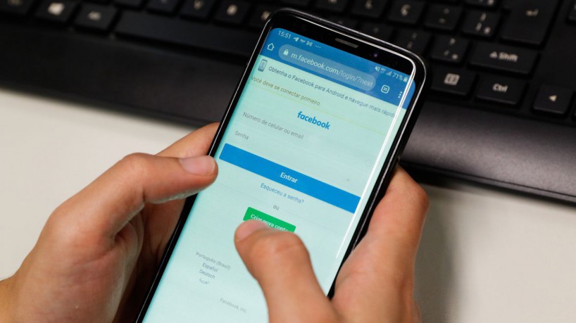 Rio de Janeiro - Uso de redes sociais para navegação na internet em telefones celulares do tipo smartphone para comunicação. (Fernando Frazão/Agência Brasil)