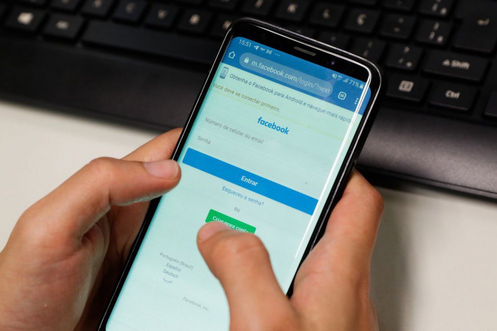 Rio de Janeiro - Uso de redes sociais para navegação na internet em telefones celulares do tipo smartphone para comunicação. (Fernando Frazão/Agência Brasil)