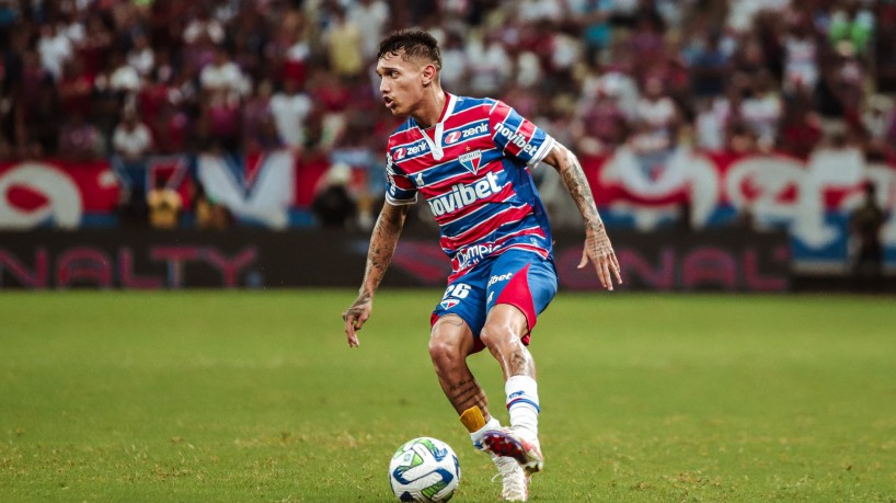 Meia Sammuel no jogo Fortaleza x Águia de Marabá, na Arena Castelão, pela Copa do Brasil 2023