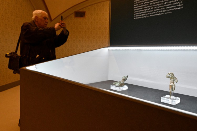 Público visita antiguidades sírias - restauradas após ataques do Estado Islâmico - expostas no Museu Nacional de Praga 