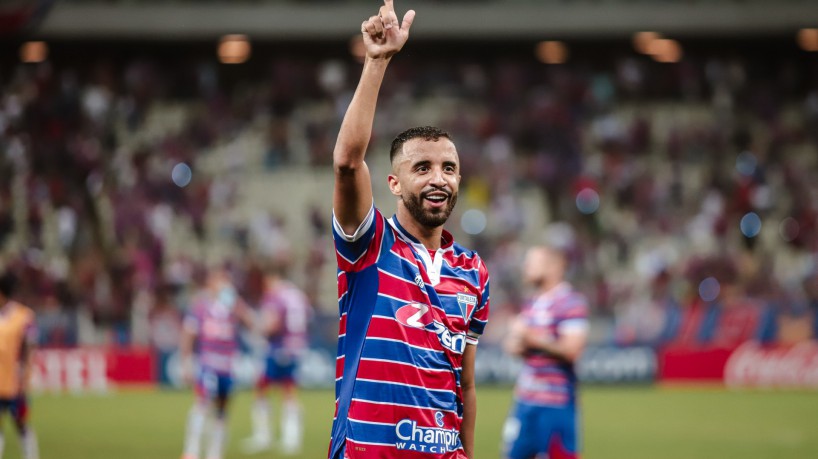 Volante Caio Alexandre no jogo Fortaleza x Deportivo Maldonado, na Arena Castelão, pela Copa Libertadores 2023