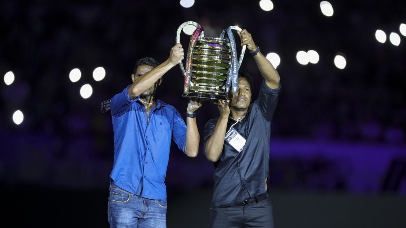 Ex-jogadores Durval e João Marcos com a taça da Copa do Nordeste antes do jogo Ceará x Sport, na Arena Castelão, pela final da Copa do Nordeste 2023